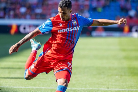 Nevešel se na soupisku pro Ligu mistrů, teď letní posila Viktorie míří na hostování