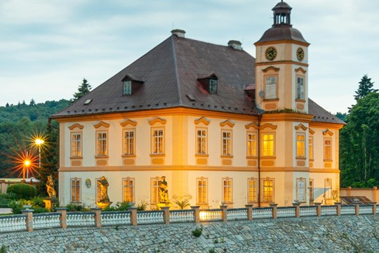 Zámek Štěnovice slaví 300 let! V rámci kulturního léta uvede představení pod širým nebem