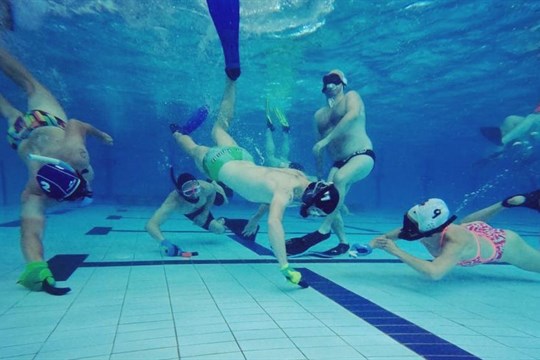 Plavecký bazén na Slovanech hostil zápasy České ligy podvodního hokeje