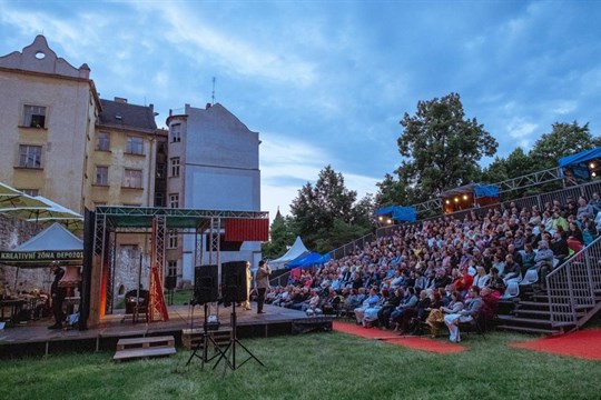 Skončil festival Divadelní léto pod plzeňským nebem, komedie „39 stupňů“ se ale bude hrát dál