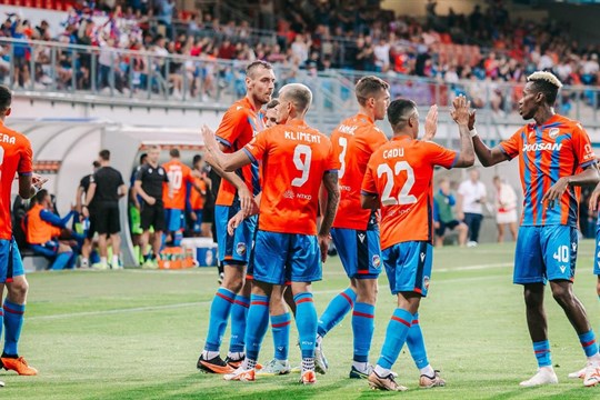 Drtivá převaha, čtyři branky, čtyři tyče. Fotbalisté Plzně jsou jednou nohou v play-off Konferenční ligy