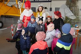 Mikuláš, čert a anděl přišli za dětmi i na letiště!