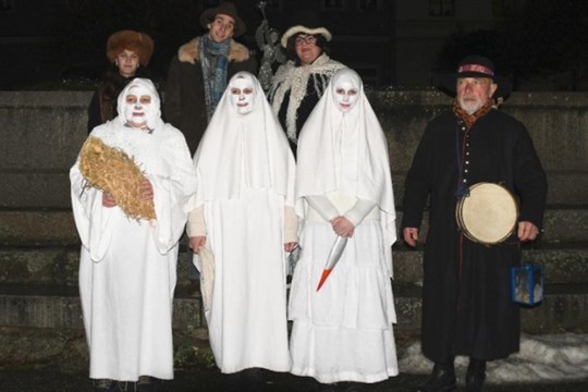 Chodějí Lucie, chodějí…