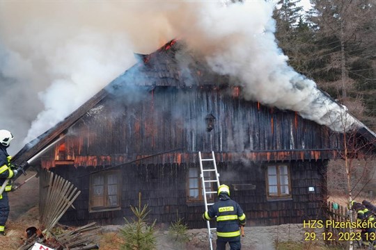 Aktualizováno: V šumavském Srní hořelo dřevěné roubené stavení