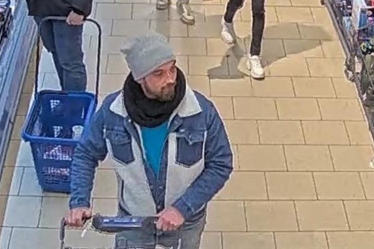 Muž na fotce je podezřelý, že si nechal cizí peněženku s desítkami tisíc korun. Poznáte ho?