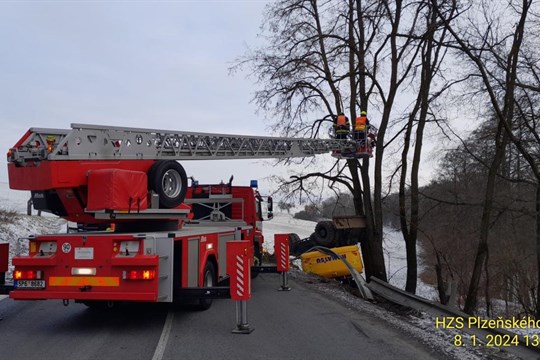 Aktualizováno: Na Domažlicku bouralo nákladní auto vezoucí stavební stroj. Hlavní tah byl uzavřený!
