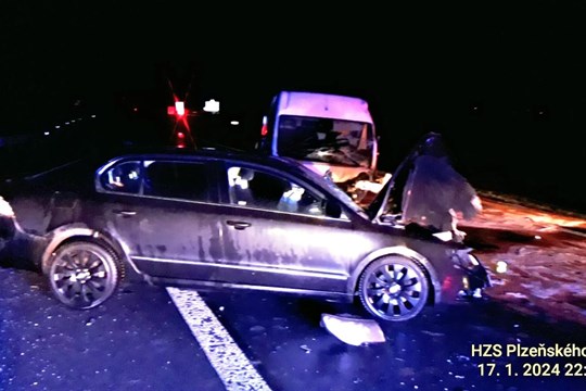 Vážná nehoda u Švihova. Řidič dodávky usnul za jízdy a přejel do protisměru, čelně se srazil s autem