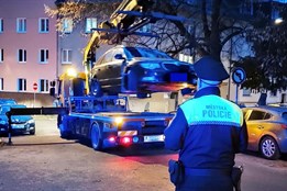 Hokejoví fanoušci parkují na místech, kde nesmí. Strážníci chystají...