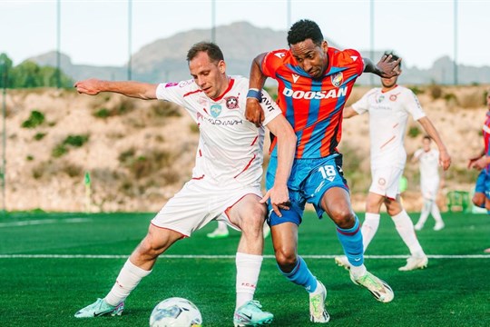 14 žlutých karet, jedna červená. Fotbalisté Plzně v divokém zápase porazili lídra ukrajinské ligy