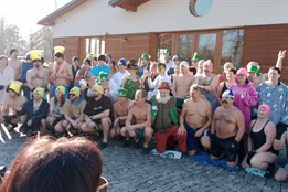 Na Ostrově v Příchovicích proběhlo tradiční koupání otužilců