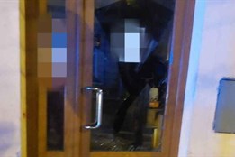 V centru Plzně řádil vandal, rozkopal výlohu obchodu