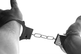 Muž z Karlovarska nakupoval přes sociální sítě zboží ze zahraničí,...