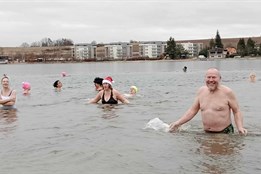 Ani vítr a led nepokazil otužilcům sobotní karneval na Boleváku!