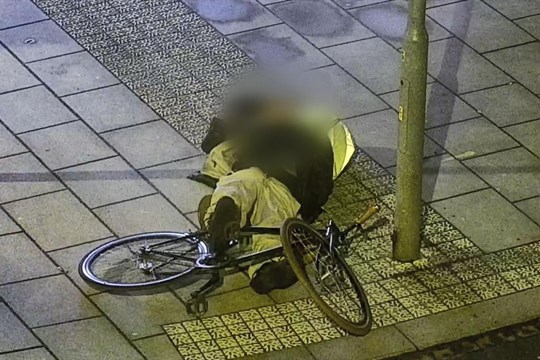 Opilý cyklista narazil do semaforu, skončil v nemocnici