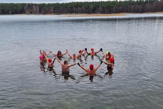 Povalentýnské plavání na Boleváku. Zrodila se nová tradice?