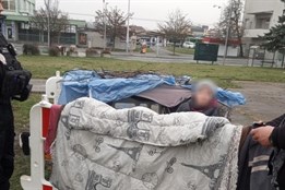 Dvojice bezdomovců si postavila přístřešek z veřejných laviček a...