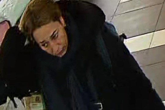 Starší ženu okradli. Z kabelky zavěšené na chodítku jí zmizela peněženka. Policisté pátrají po ženě na fotce!