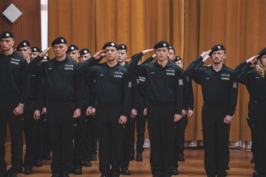 Dokončili náročný výcvik a vrhnou se do práce. V Plzeňském kraji přibyli noví policisté