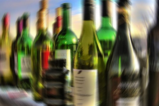 Muž si chodil do nákupního centra pro alkohol. Postupně odcizil 114 flašek