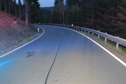 Cyklista na Tachovsku nezvládl zatáčku a zranil se. Policisté shání...