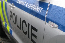 Podvodník si hrál na námořníka, který uvízl na lodi. Žena z...