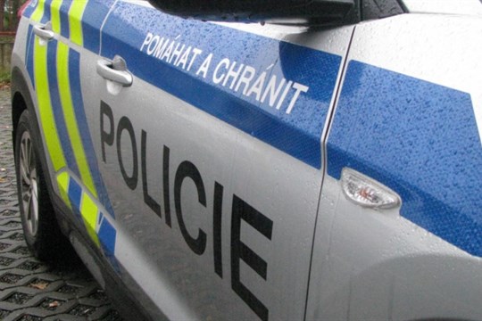 Motorkáře, který po nehodě napadl záchranáře, policie obvinila z ublížení na zdraví