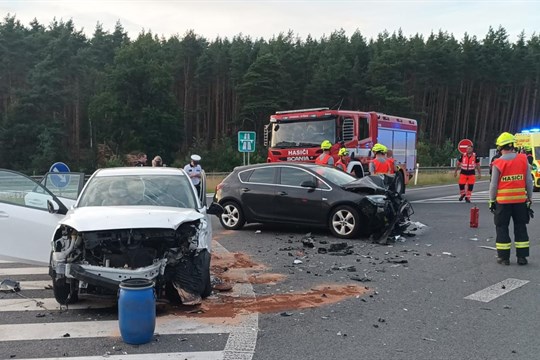 Pět lidí, z toho jedno dítě, se zranilo při nehodě dvou aut u Plzně