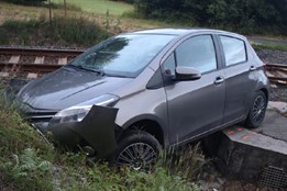 Štěstí zdrogovaného opilce. Vjel na červenou pod vlak, souprava...