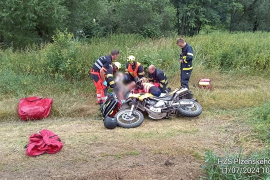 Starší motorkář se zranil při nehodě na Plzeňsku