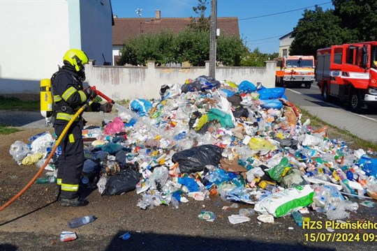 V nákladním prostoru popelářského vozu začalo hořet!