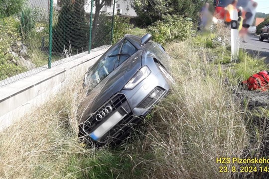 Řidič Audi nezvládl řízení a skončil v příkopě. Letěl pro něj vrtulník!