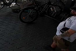 Před obchodním centrem někdo ukradl uzamčenou elektrokoloběžku....