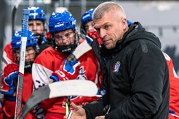 Trénovat ženy je jiné, hůř snáší kritiku, míní hokejový kouč Dušan...