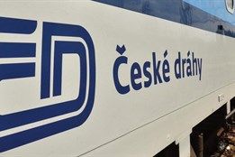 Mezi Vejprnicemi a Plzní najel osobní vlak na betonový kvádr,...