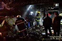 Kůlnu u rodinného domu na Rokycansku pohltily plameny. Škody...