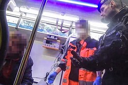 Agresivní opilý muž napadal zákazníky v supermarketu, pak vbíhal do...