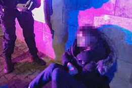 Opilá žena usnula v MHD, řidiči trolejbusu museli přijet na pomoci...