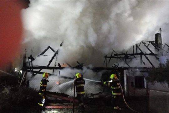 Velký požár na Domažlicku. Plameny pohltily rodinný dům s kůlnou, v ohrožení byl i penzion!