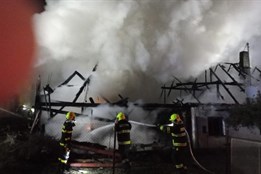 Velký požár na Domažlicku. Plameny pohltily rodinný dům s kůlnou, v...