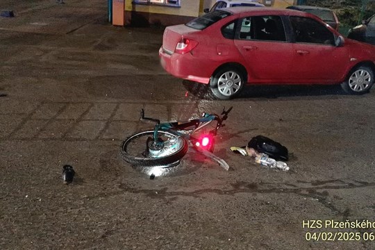 Dva cyklisty srazilo auto, jeden z nich utrpěl mnohačetná zranění