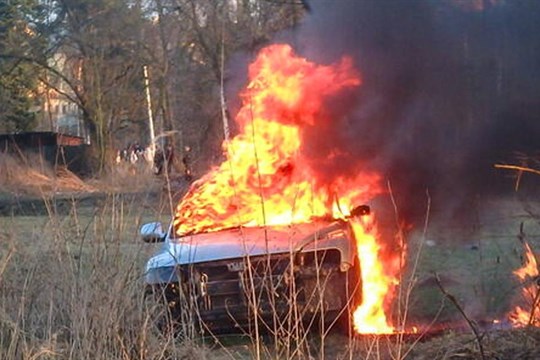 Hořící vrak za OC Plaza: Strážníci zasahovali, ale na záchranu bylo pozdě