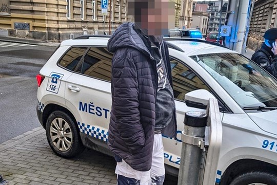 Motorkář vjel do zákazu přímo před strážníky, nikdy nevlastnil řidičský průkaz