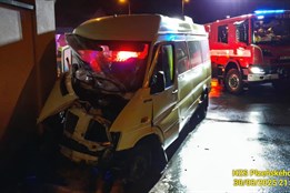 Opilý a zdrogovaný řidič mikrobusu nezvládl kruhový objezd v...