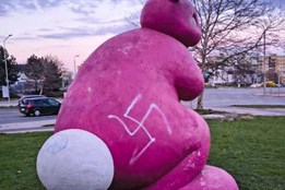 Socha králíka na Lochotíně se stala obětí vandala