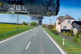 Aktualizováno: V areálu lakovny v Chodové Plané hoří, jeden člověk...