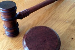 Za pobodání žáků v Domažlicích poslal soud čtrnáctiletou dívku do...