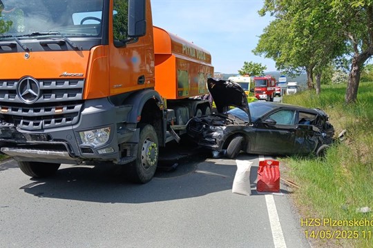 Na severním Plzeňsku se srazilo osobní auto s nákladním. Zranily se tři děti, jedno těžce
