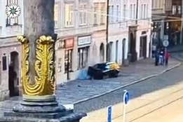 VIDEO: Mladý řidič si zkusil driftovat s autem na náměstí v Plzni....