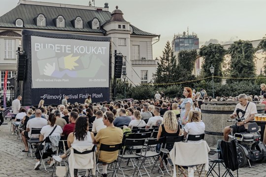 Letní kino v galerii, stodole i kavárnách a pivovaru. Plzeňské filmové večery nabídnou snímků