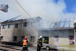 Aktualizováno: Na Klatovsku hoří rodinný dům, hasiči vyhlásili...